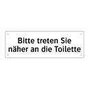 Bitte treten Sie näher an die Toilette