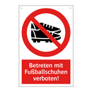 Betreten mit Fußballschuhen verboten!