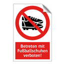 Betreten mit Fußballschuhen verboten!
