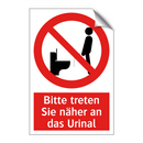 Bitte treten Sie näher an das Urinal