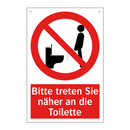 Bitte treten Sie näher an die Toilette