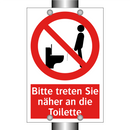 Bitte treten Sie näher an die Toilette