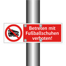 Betreten mit Fußballschuhen verboten!