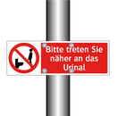 Bitte treten Sie näher an das Urinal