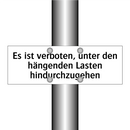 Es ist verboten, unter den hängenden Lasten hindurchzugehen