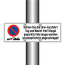 Halten Sie die Lkw-Ausfahrt Tag und Nacht frei! Illegal geparkte Fahrzeuge werden kostenpflichtig abgeschleppt!