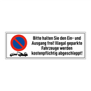 Bitte halten Sie den Ein- und Ausgang frei! Illegal geparkte Fahrzeuge werden kostenpflichtig abgeschleppt!