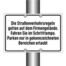 Die Straßenverkehrsregeln gelten auf dem Firmengelände. Fahren Sie im Schritttempo. Parken nur in gekennzeichneten Bereichen erlaubt