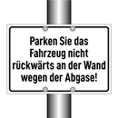 Parken Sie das Fahrzeug nicht rückwärts an der Wand wegen der Abgase!