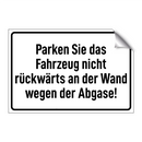 Parken Sie das Fahrzeug nicht rückwärts an der Wand wegen der Abgase!