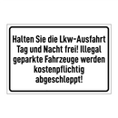 Halten Sie die Lkw-Ausfahrt Tag und Nacht frei! Illegal geparkte Fahrzeuge werden kostenpflichtig abgeschleppt!