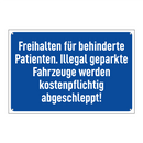 Freihalten für behinderte Patienten. Illegal geparkte Fahrzeuge werden kostenpflichtig abgeschleppt!