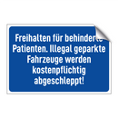 Freihalten für behinderte Patienten. Illegal geparkte Fahrzeuge werden kostenpflichtig abgeschleppt!