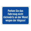 Parken Sie das Fahrzeug nicht rückwärts an der Wand wegen der Abgase!