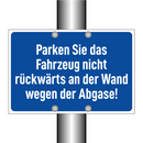 Parken Sie das Fahrzeug nicht rückwärts an der Wand wegen der Abgase!