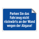 Parken Sie das Fahrzeug nicht rückwärts an der Wand wegen der Abgase!