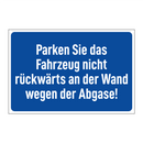 Parken Sie das Fahrzeug nicht rückwärts an der Wand wegen der Abgase!