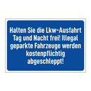 Halten Sie die Lkw-Ausfahrt Tag und Nacht frei! Illegal geparkte Fahrzeuge werden kostenpflichtig abgeschleppt!