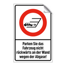 Parken Sie das Fahrzeug nicht rückwärts an der Wand wegen der Abgase!