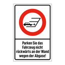 Parken Sie das Fahrzeug nicht rückwärts an der Wand wegen der Abgase!