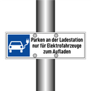 Parken an der Ladestation nur für Elektrofahrzeuge zum Aufladen