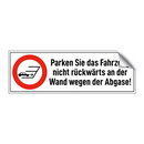 Parken Sie das Fahrzeug nicht rückwärts an der Wand wegen der Abgase!