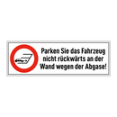 Parken Sie das Fahrzeug nicht rückwärts an der Wand wegen der Abgase!