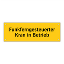 Funkferngesteuerter Kran in Betrieb