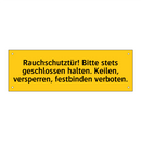 Rauchschutztür! Bitte stets geschlossen halten. Keilen, versperren, festbinden verboten.