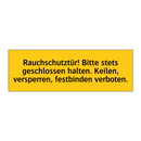 Rauchschutztür! Bitte stets geschlossen halten. Keilen, versperren, festbinden verboten.