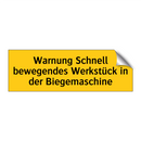 Warnung Schnell bewegendes Werkstück in der Biegemaschine