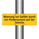 Warnung vor Gefahr durch ein Fördersystem auf der Strecke