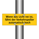 Wenn das Licht rot ist, fährt der Verkehrspoller automatisch hoch