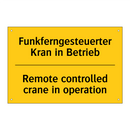 Funkferngesteuerter Kran in Betrieb/.../ - Remote controlled crane in operation/.../