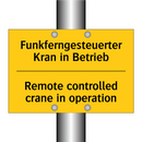 Funkferngesteuerter Kran in Betrieb/.../ - Remote controlled crane in operation/.../