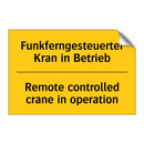 Funkferngesteuerter Kran in Betrieb/.../ - Remote controlled crane in operation/.../
