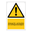 Achtung! Ein- und Ausfahrt mit Schrittgeschwindigkeit.