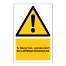 Achtung! Ein- und Ausfahrt mit Schrittgeschwindigkeit.