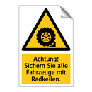 Achtung! Sichern Sie alle Fahrzeuge mit Radkeilen.
