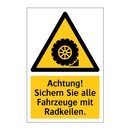 Achtung! Sichern Sie alle Fahrzeuge mit Radkeilen.
