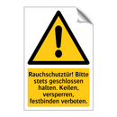 Rauchschutztür! Bitte stets geschlossen halten. Keilen, versperren, festbinden verboten.