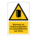 Warnung vor Verletzungsgefahr im Schwenkbereich von Türen