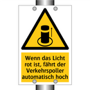 Wenn das Licht rot ist, fährt der Verkehrspoller automatisch hoch