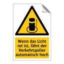 Wenn das Licht rot ist, fährt der Verkehrspoller automatisch hoch
