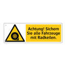 Achtung! Sichern Sie alle Fahrzeuge mit Radkeilen.