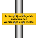 Achtung! Quetschgefahr zwischen den Werkzeugen einer Presse.
